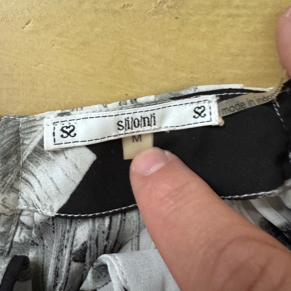 Sioni Black and White Sleeveless Top - Picture 3 of 6